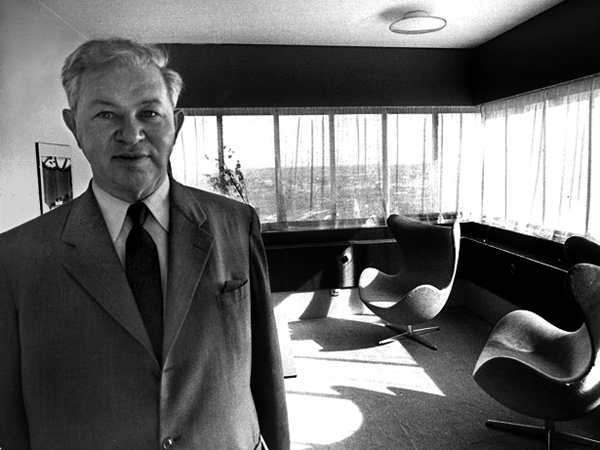 Dánský designér Arne Jacobsen v interiéru